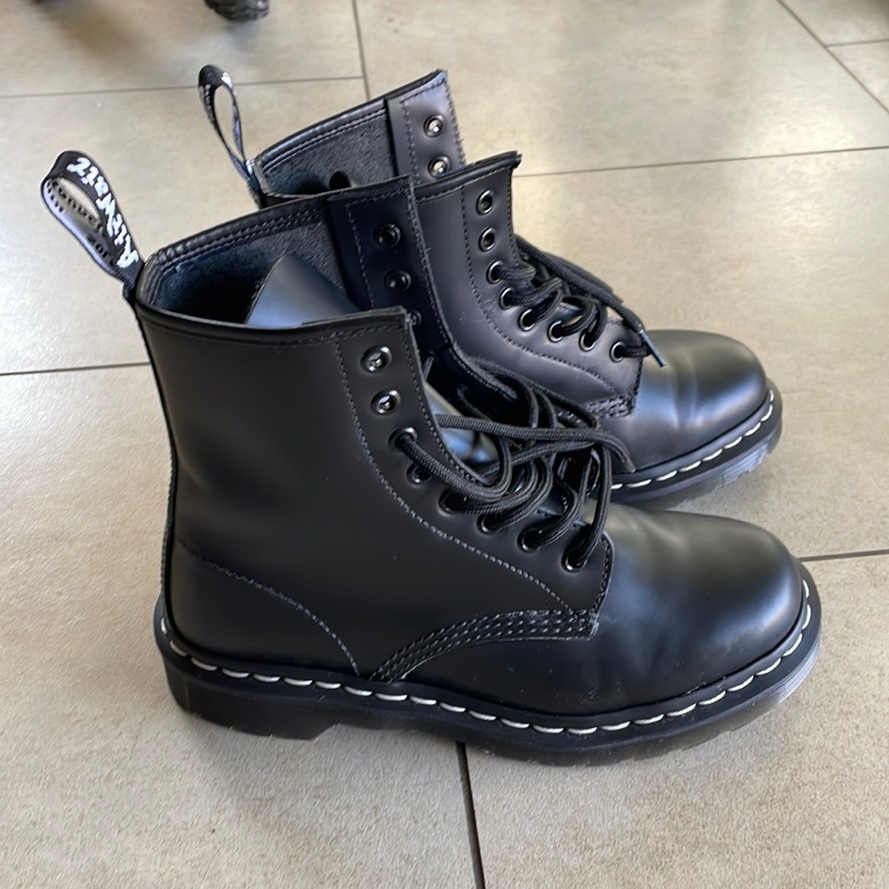 Contrast stitch Dr. Martens